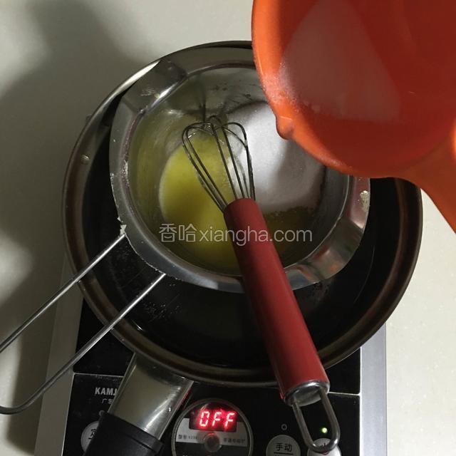 制作椰蓉馅：黄油隔水融化后加入细砂糖搅拌均匀，关火；