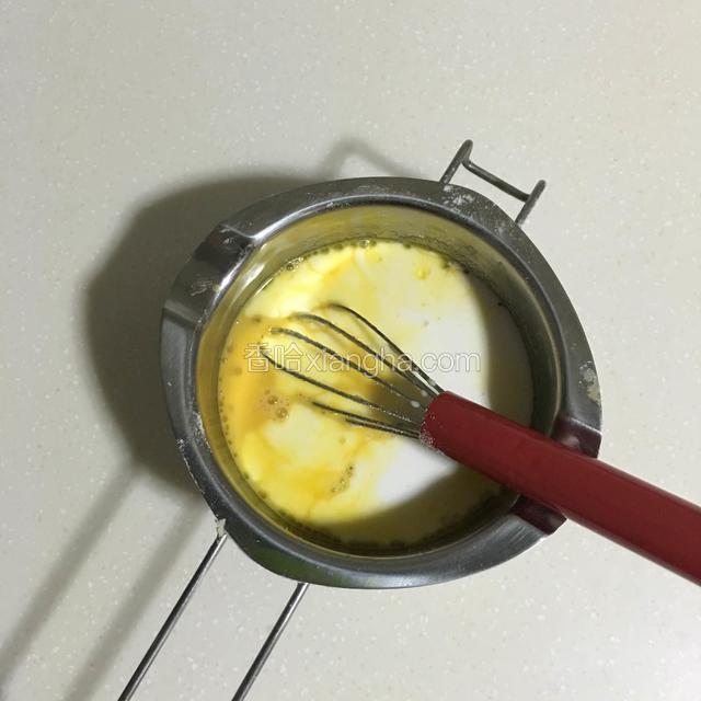 鸡蛋和椰浆倒入黄油中搅拌均匀；