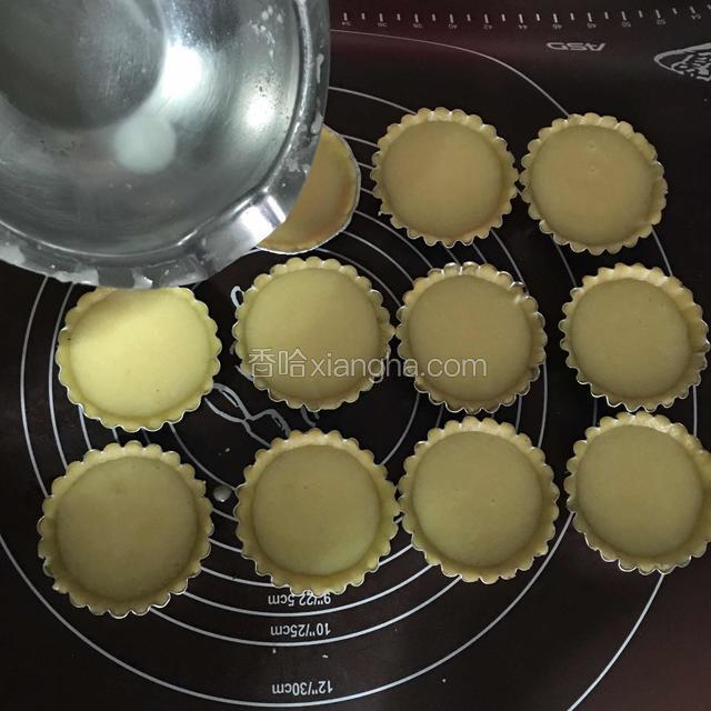 倒入椰丝蹈至8分满;