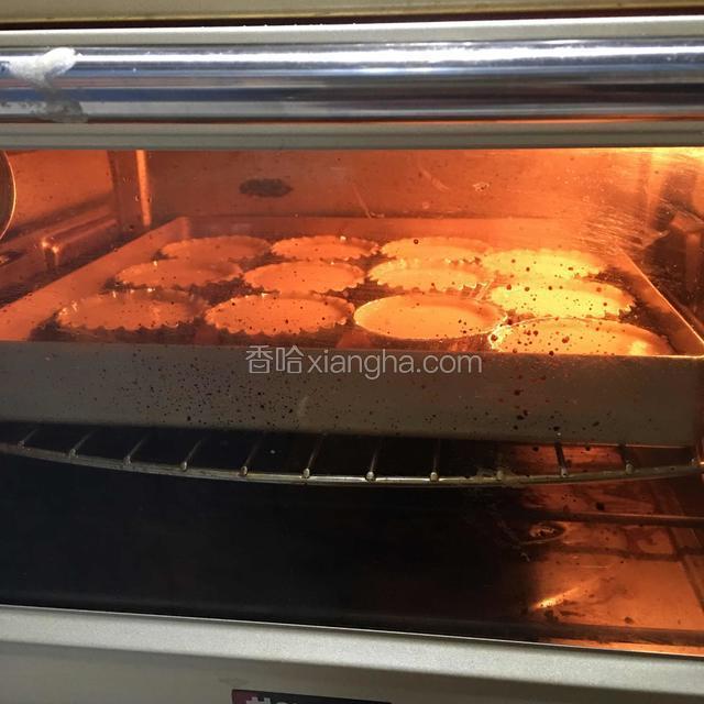 放入预热190度的烤箱中层，上下火25分钟左右既可；