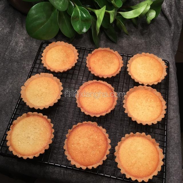 出炉后晾十分钟就可以脱模了；