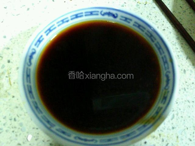 将蚝油酱油盐味精糖，倒在一起加一点水，然后调成蚝油汁。