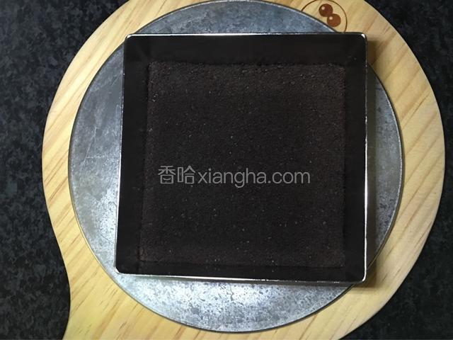 黄油放微波炉加热30秒，连同奥利奥粉末倒入模具底搅拌均匀后压紧，放入冰箱冷藏备用。