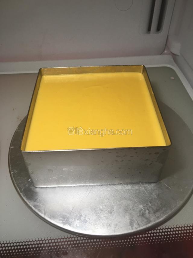 将淡奶油分三次倒入芒果芝士糊中，搅拌顺滑后倒入模具中，放入冰箱冷藏层过夜