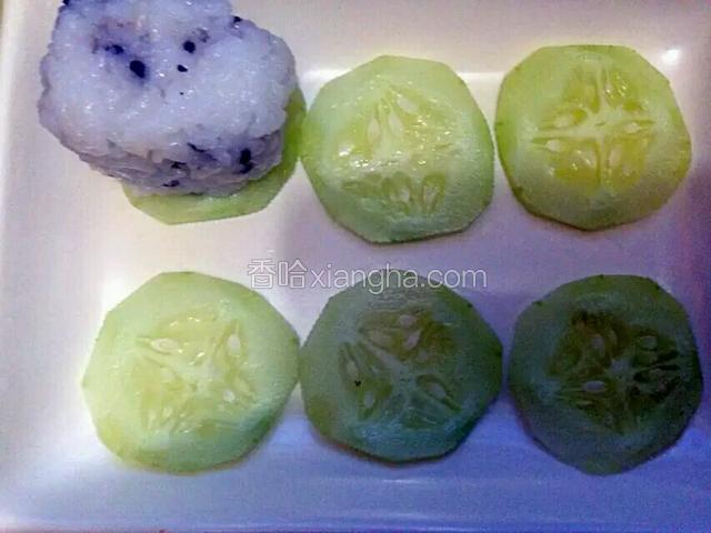 黄瓜切片摆入盆中，水果切丁备用
