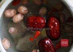 红枣花生枸杞炖排骨的做法图解1