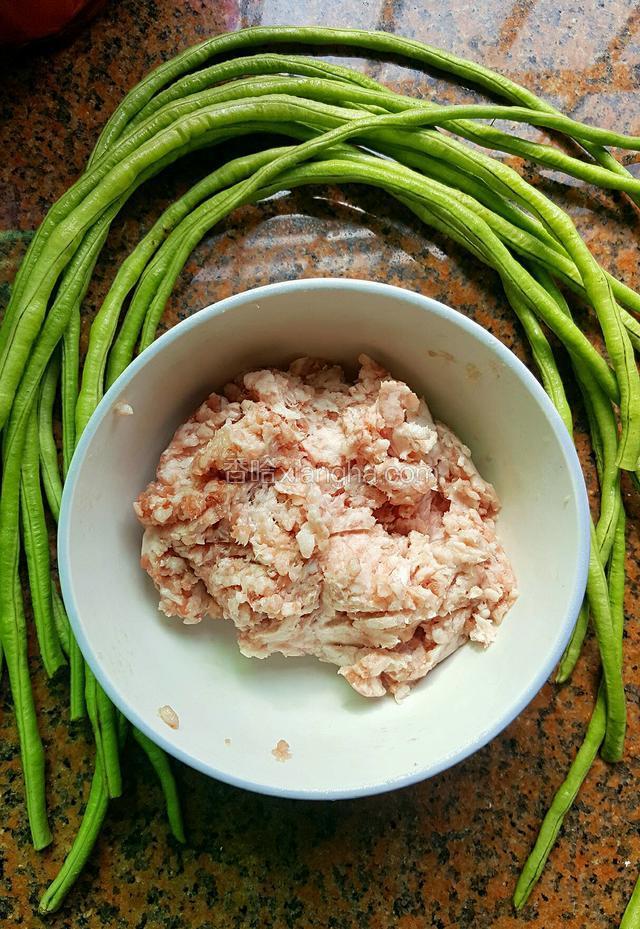 把豆角洗好，肉在外面加工绞碎了