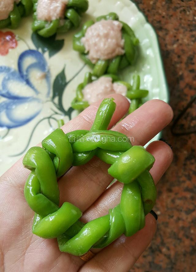 豆角结就这样打好了，绑太紧的话豆角就会扭曲