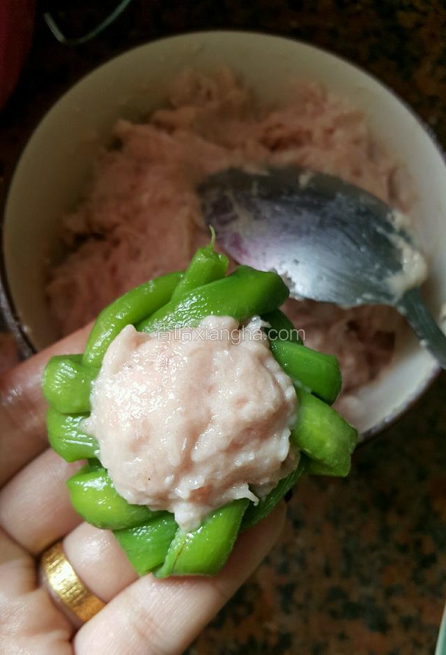 把提前打好的肉馅塞进豆角里面