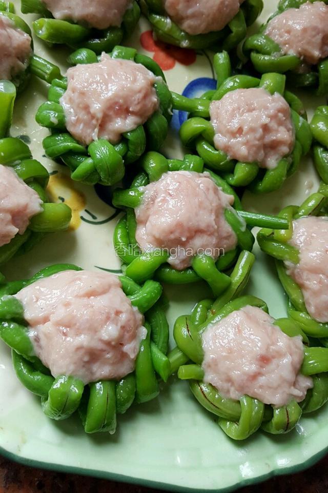 依次摆放好放进冰箱15分钟左右，那样肉会没那么湿也不粘手，煎的时候会比较方便，如果没时间也是可以省去这步骤的