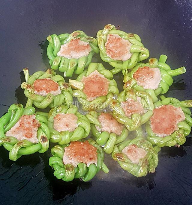 两面煎至金黄