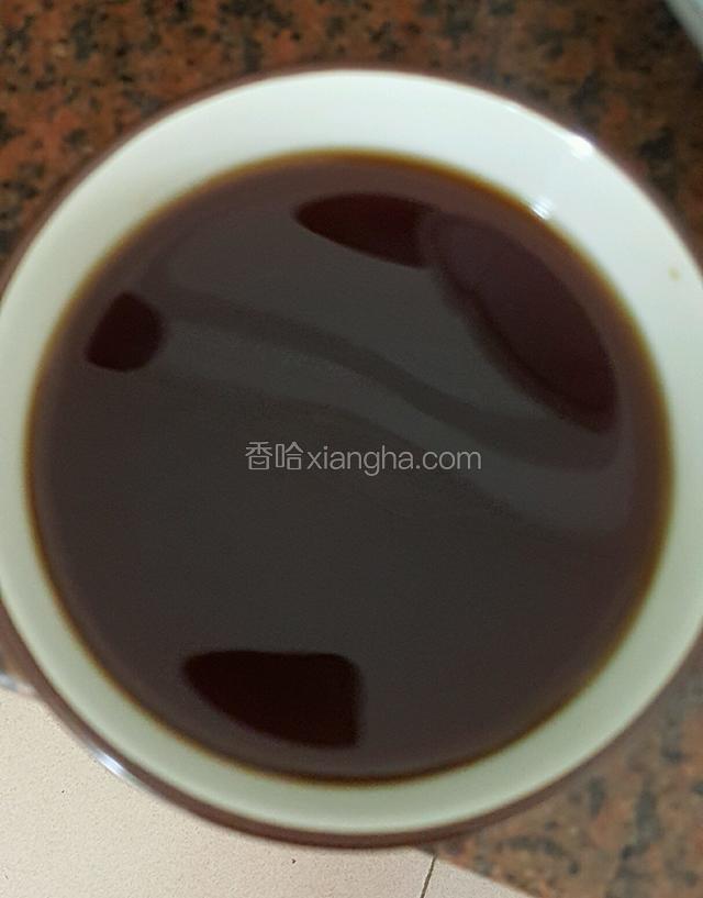 4勺酱油加半碗清水还有芡汁倒进锅里，可以按情况加多加少的