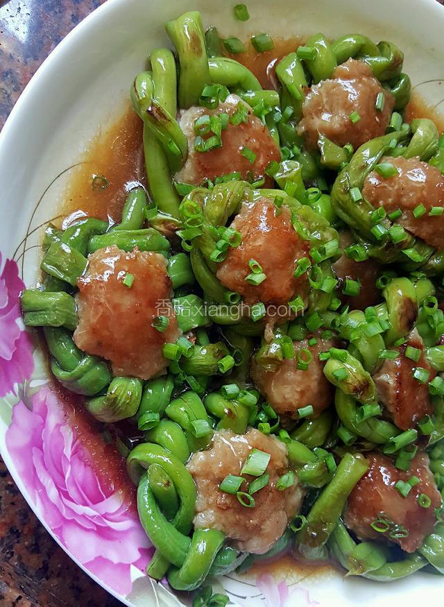 煮滚了汁就可以把豆角酿夹起来摆盘了