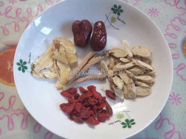 称好配料的量