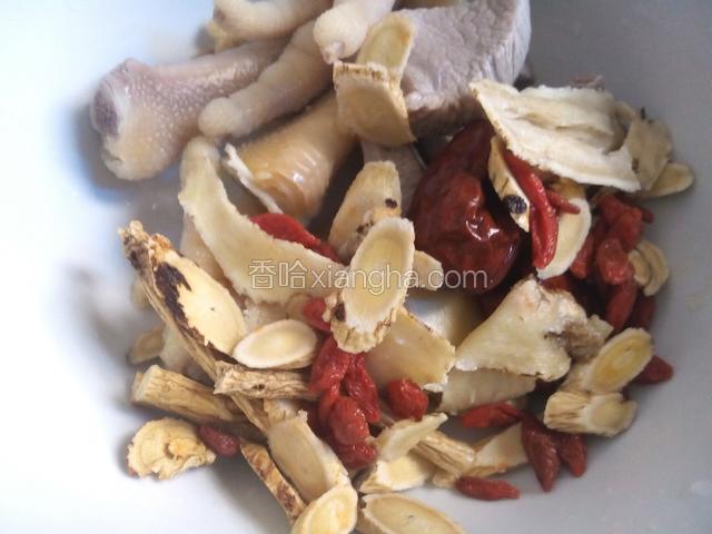 把配料稍浸泡洗干净，全部材料放大碗里。