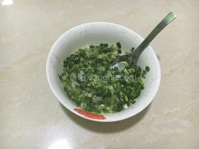 二次发酵过程中，我们把所有葱花馅料准备好混合均备用