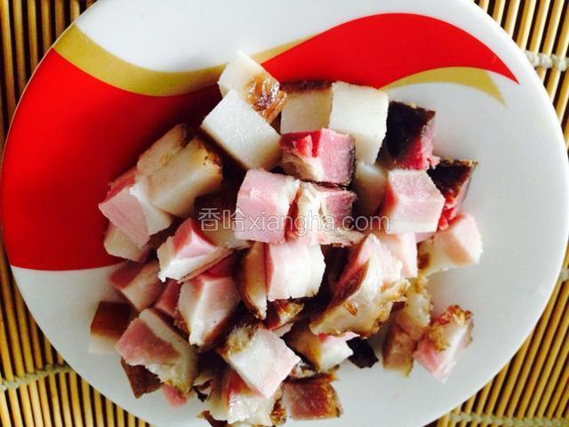 辣肉切丁，装盘备用。（腊肉是提前蒸好的）