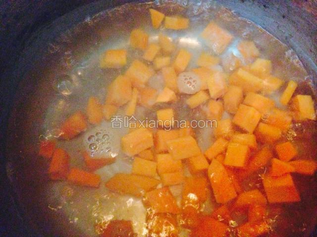 锅中放入水，烧开后放入胡萝卜丁，豌豆进行焯水捞出备用。