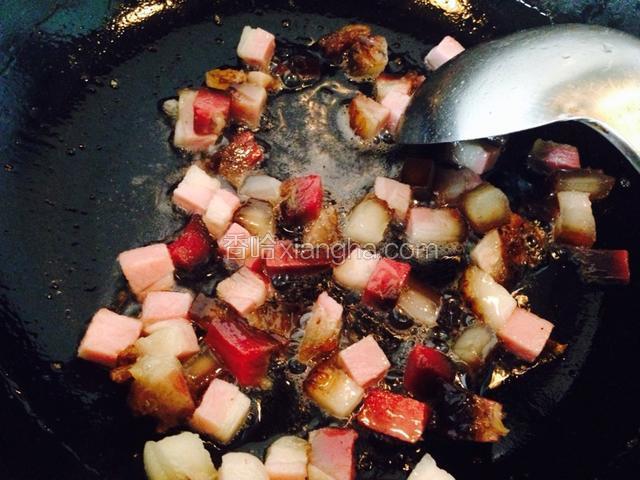 锅中放油烧热，放腊肉炒香出油，放入葱花爆香。