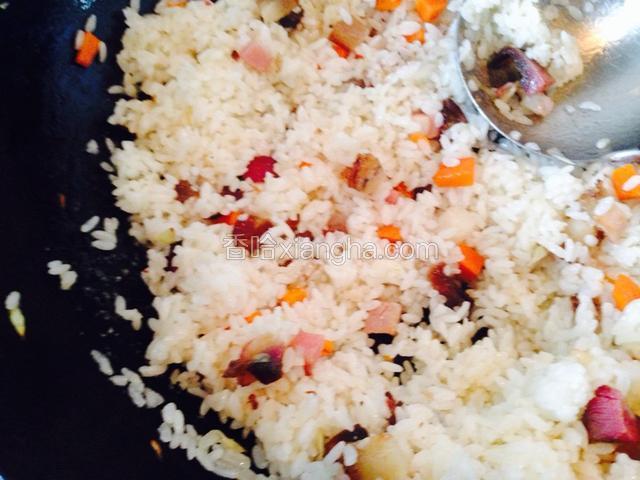 再放入米饭翻炒，把米饭炒散，放少许盐。