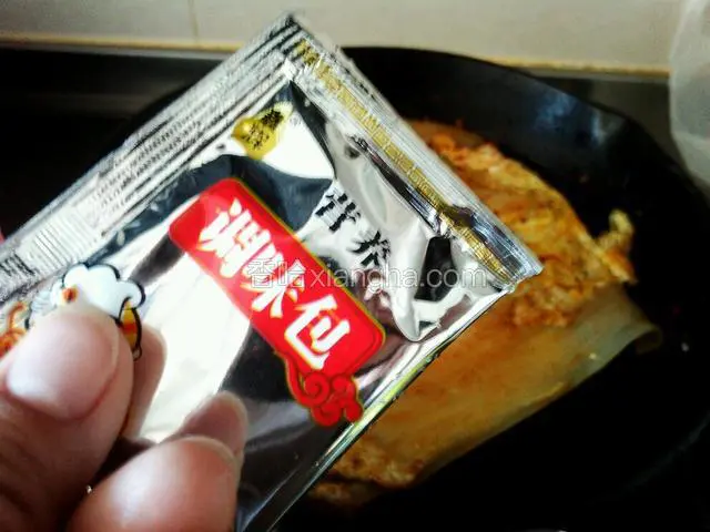 撒调料包，卷上切断盛出