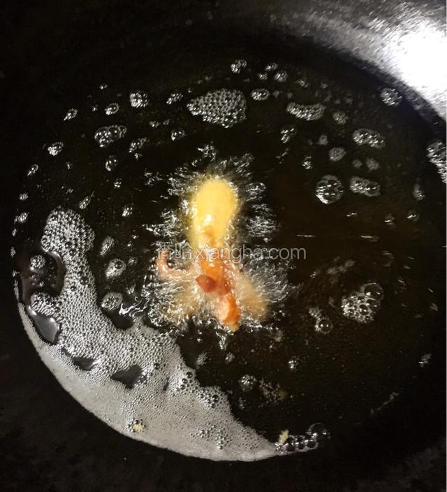热锅放入适量食用油烧至5成热，放入香肠炸制切开的部分翘起（就好像章鱼一样）