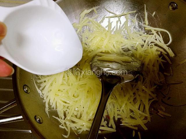 倒入化开的盐水，翻炒均匀。