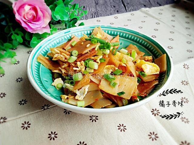 装盘，撒点芝麻和香菜