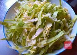 包菜炒粉条的做法图解1