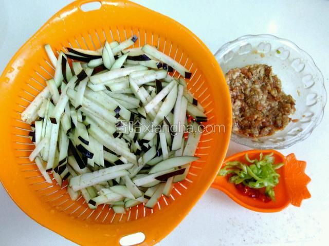 茄子洗净切丝，青椒洗净切丝，小米椒洗净切碎，肉末用生抽腌制