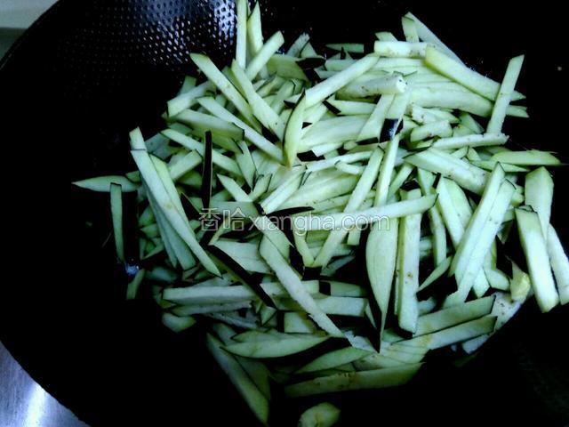 再放入茄丝炒匀