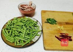 香肠火腿炒豇豆的做法图解1