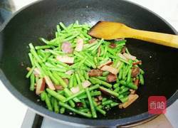 香肠火腿炒豇豆的做法图解6