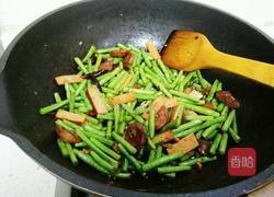 香肠火腿炒豇豆的做法图解7