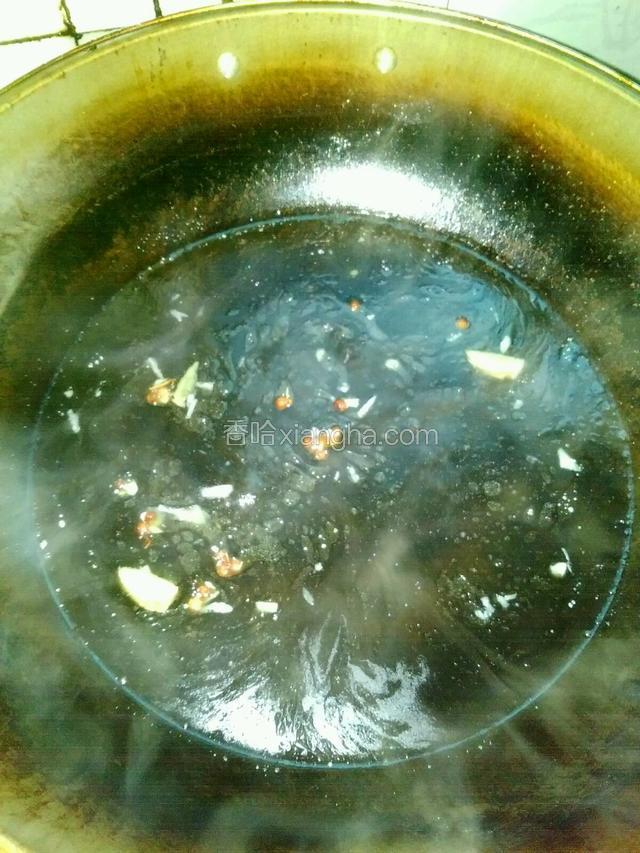 锅里放入800克清水，然后放入大蒜，生姜，花椒，少许油（不想让汤油腻腻的就后放油。）