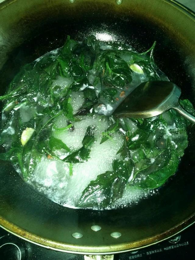 锅里沸腾后，在煮30秒，让紫背天葵的茎煮熟。