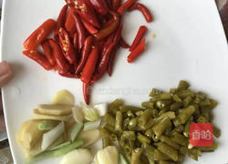 泡椒酸豆角炒肉片的做法图解1