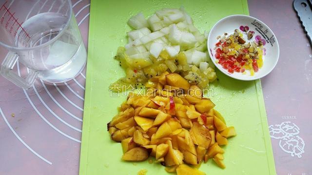 香瓜去皮去籽切块，猕猴桃去皮切块，油桃去核切块，果干切碎，纯净水备上