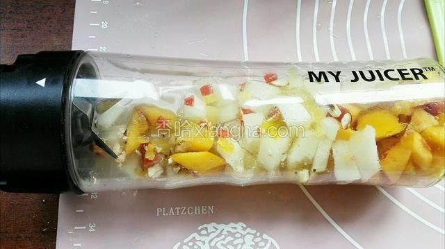 把切碎水果和果干加入纯净水放入料理杯中