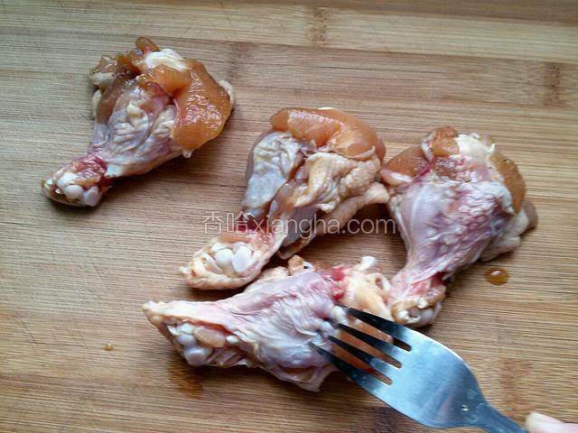 把清洗干净，用叉子在鸡腿上扎眼，以方便腌制时入味。