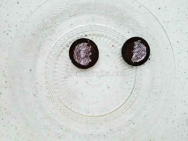 用工具去除饼干上面的奶油