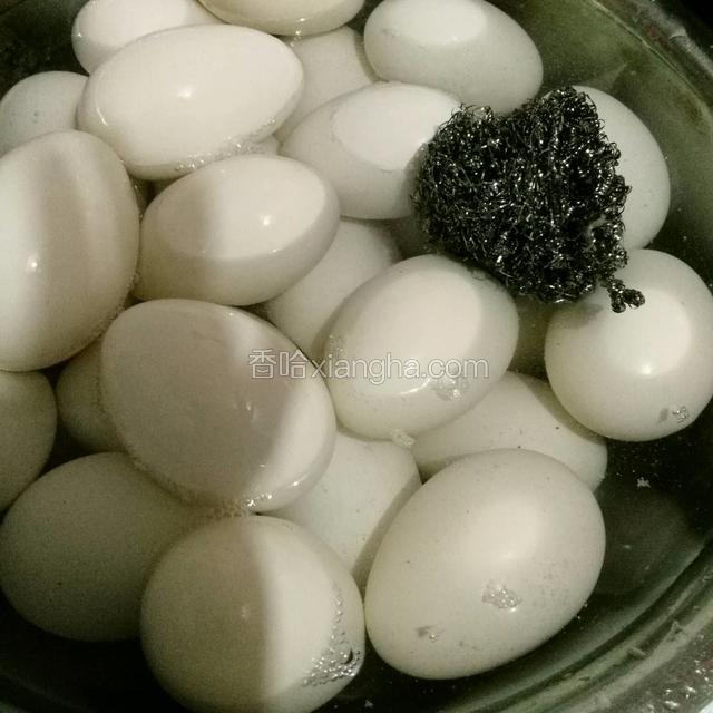 用钢丝球刷洗表面
