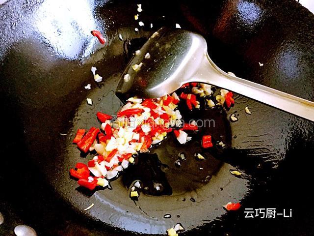 加红辣椒、5克盐。加料酒、香醋、蚝油翻炒一下关火。