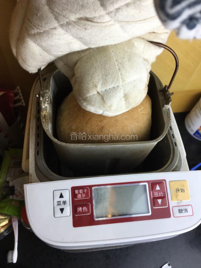 烘培完成以后戴上隔热手套将面包取出，以免烫伤！