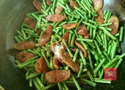 豇豆炒辣肠的做法图解6