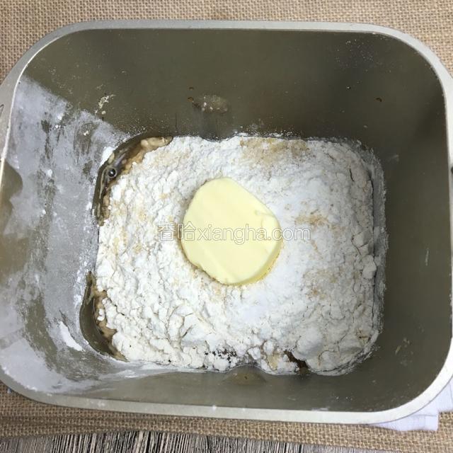称量好各种原料后，将水倒入面包桶，再依次将面包、白砂糖、盐、无盐黄油放入面包桶