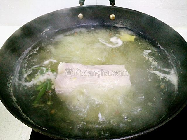 五花肉冷水下锅、加入花椒、姜片、葱结，煮熟。