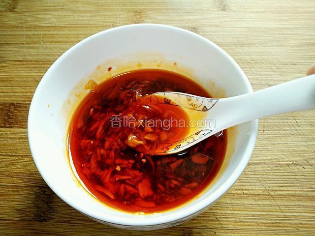 加入生抽、白糖、味精、红油(油辣子)、调匀做成调料汁。