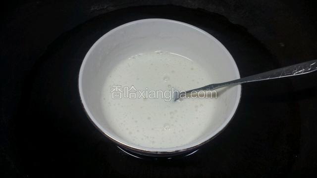 将泡软的吉利丁粉隔水加热，不停搅拌，使吉利丁粉融化成无颗粒顺滑状溶液。
