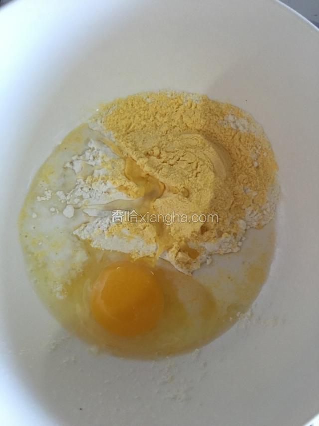 面粉，玉米面粉，牛奶鸡蛋，放在一起，这个时间把紫薯去皮，放入盘中，上面盖上保鲜膜放入微波炉里加热5分钟。